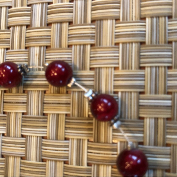 Stunning deep red beaded bracelet with magnetic clasp. - Picture 4 of 7